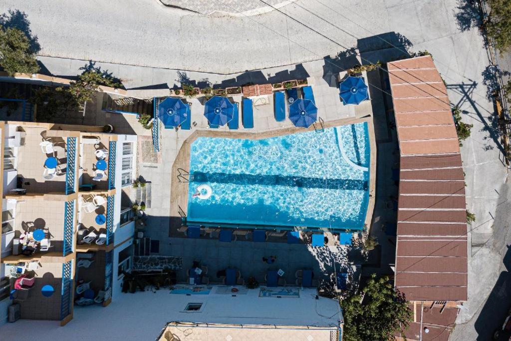 Skats uz baseinu pie Bali Beach Hotel, kas ir ideāla atpūtas vieta.