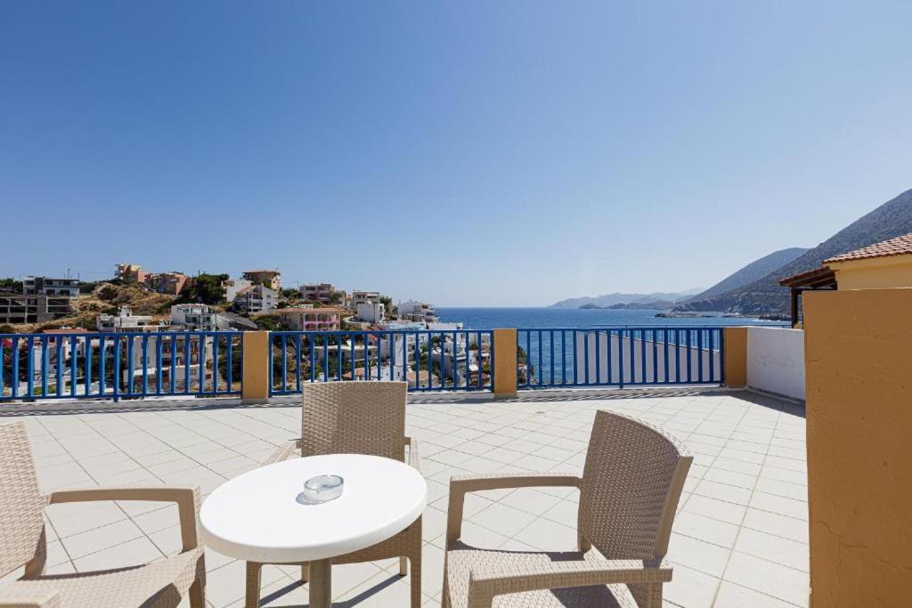 Bali Beach Hotel terase ar skatu uz piekrasti un kalniem