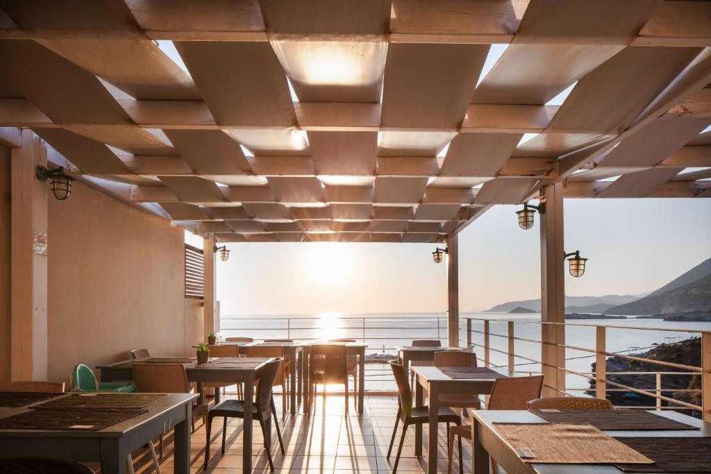 Terases skats uz saulrietu pie Bali Beach Hotel