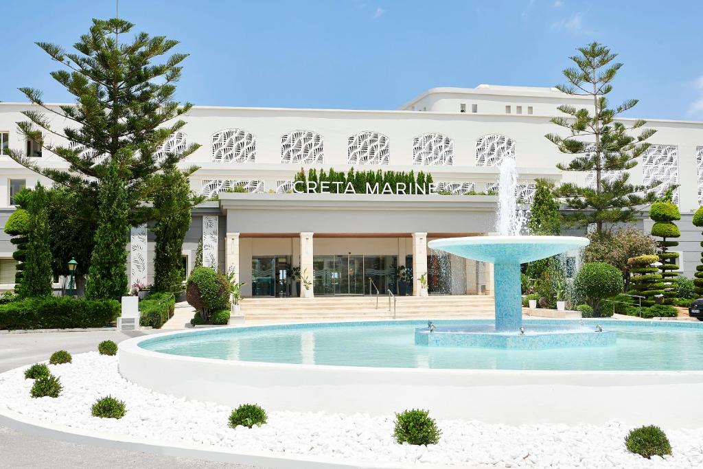 Elegantā viesnīca "Creta Marine" ar modernu arhitektūru un skaistu strūklaku priekšā, ieskauta zaļumiem un ziediem. Ideāla vieta relaksācijai un atpūtai.