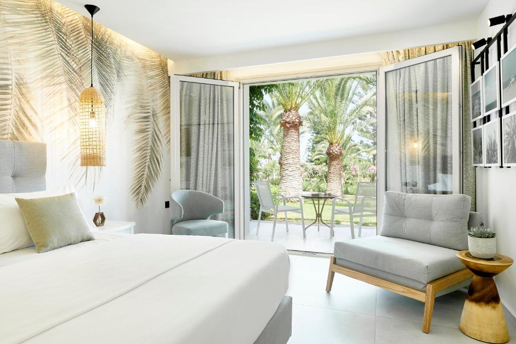 Mūsdienīgs viesnīcas numurs ar palmu skatu, gaišām krāsām un ērtu mēbelējumu. Lieliski piemērots relaksācijai un atpūtai.