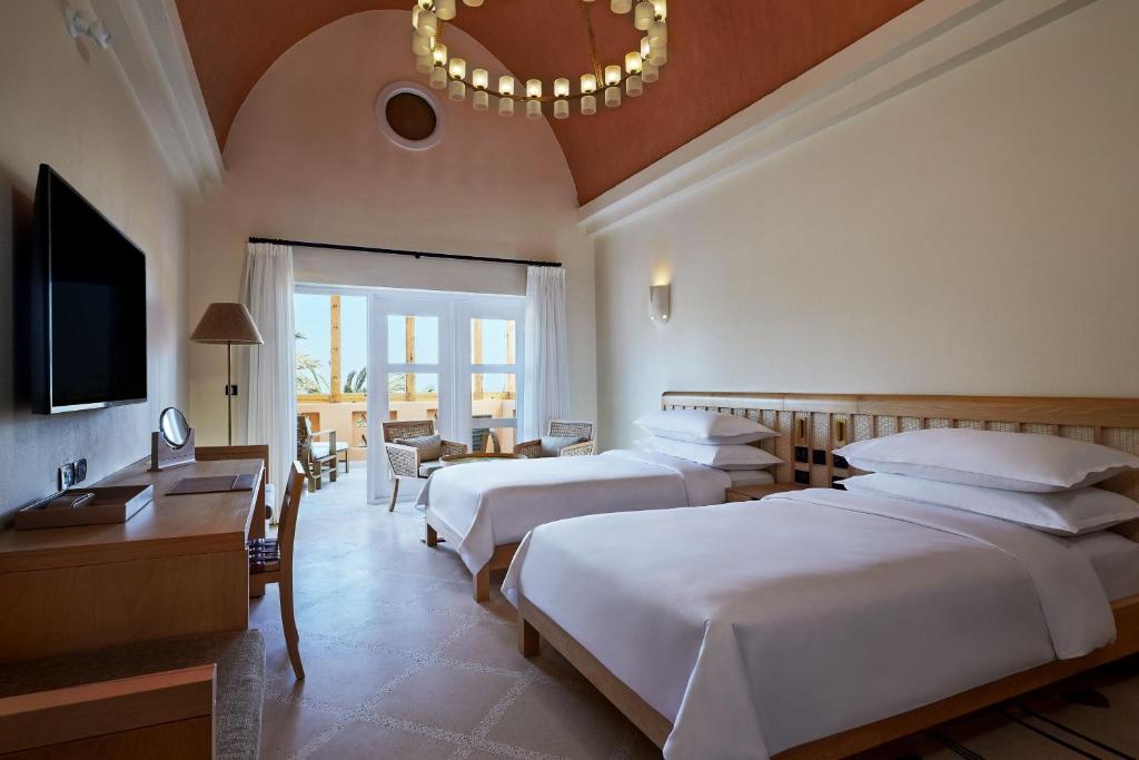 Sheraton Miramar Resort numurs ar divām gultām un balkonu