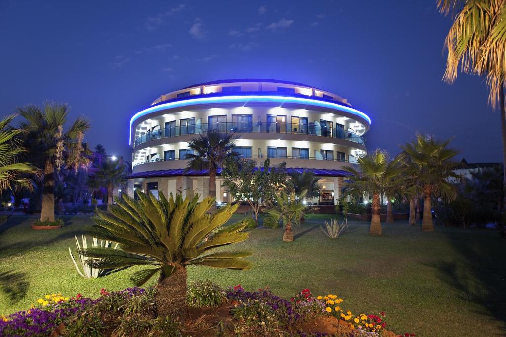 Saphir Hotel & Villas piekrastes viesnīca ar modernu apgaismojumu naktī