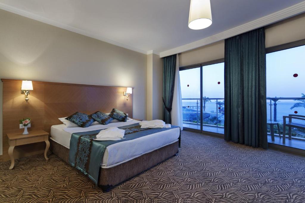 Saphir Hotel & Villas numurs ar skatu uz piekrasti un balkonu