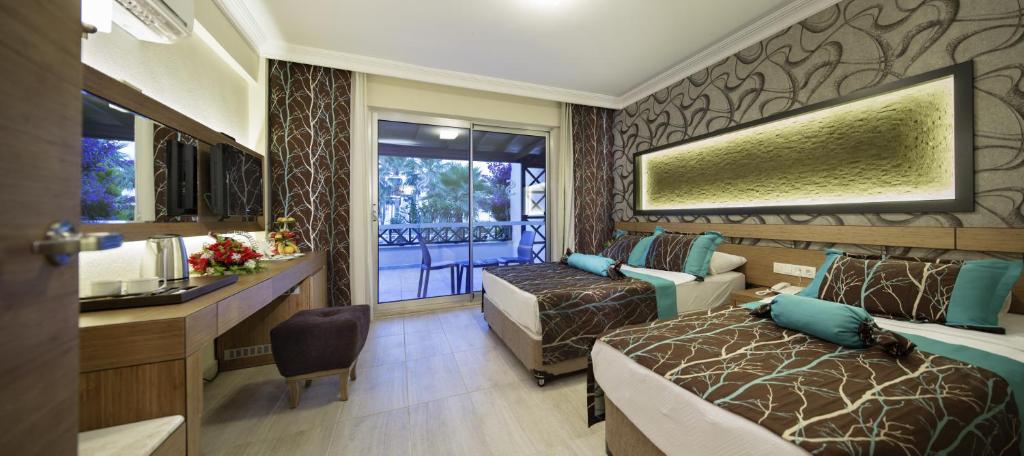 Saphir Hotel & Villas numurs ar diviem gultām un terasi