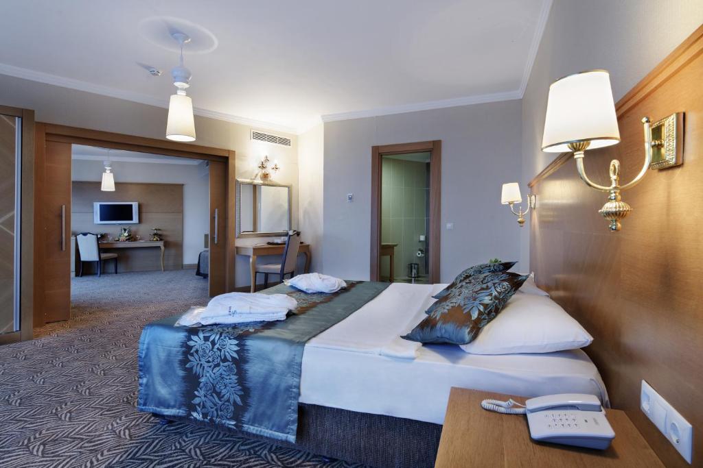Mūsdienīgs numurs Saphir Hotel & Villas ar ērtu gultu un viesistabu.
