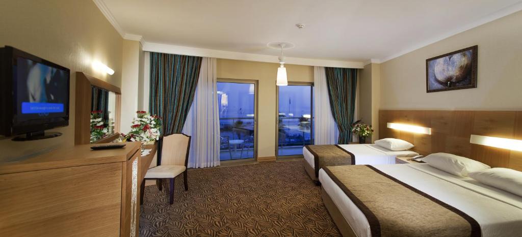 Saphir Hotel & Villas divguļamais numurs ar balkonu un televizoru
