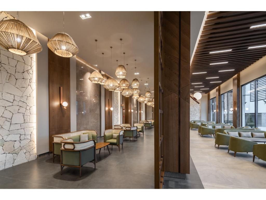 Mūsdienīgs interjers Swandor Hotels & Resorts ar elegantām lampām un komfortablām mēbelēm.