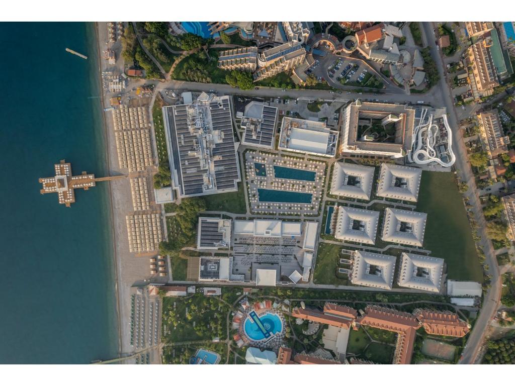 Skaists gaisa skats uz Swandor Hotels & Resorts, piekrastē un peldbaseiniem.