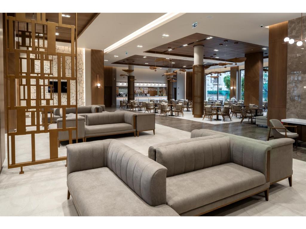 Mūsdienīgs viesnīcas Swandor Hotels & Resorts interjers ar ērtām dīvāniem.