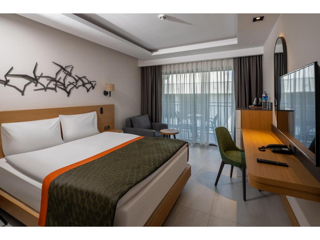 Mūsdienīgs numurs Swandor Hotels & Resorts ar terasi un modernu dizainu.