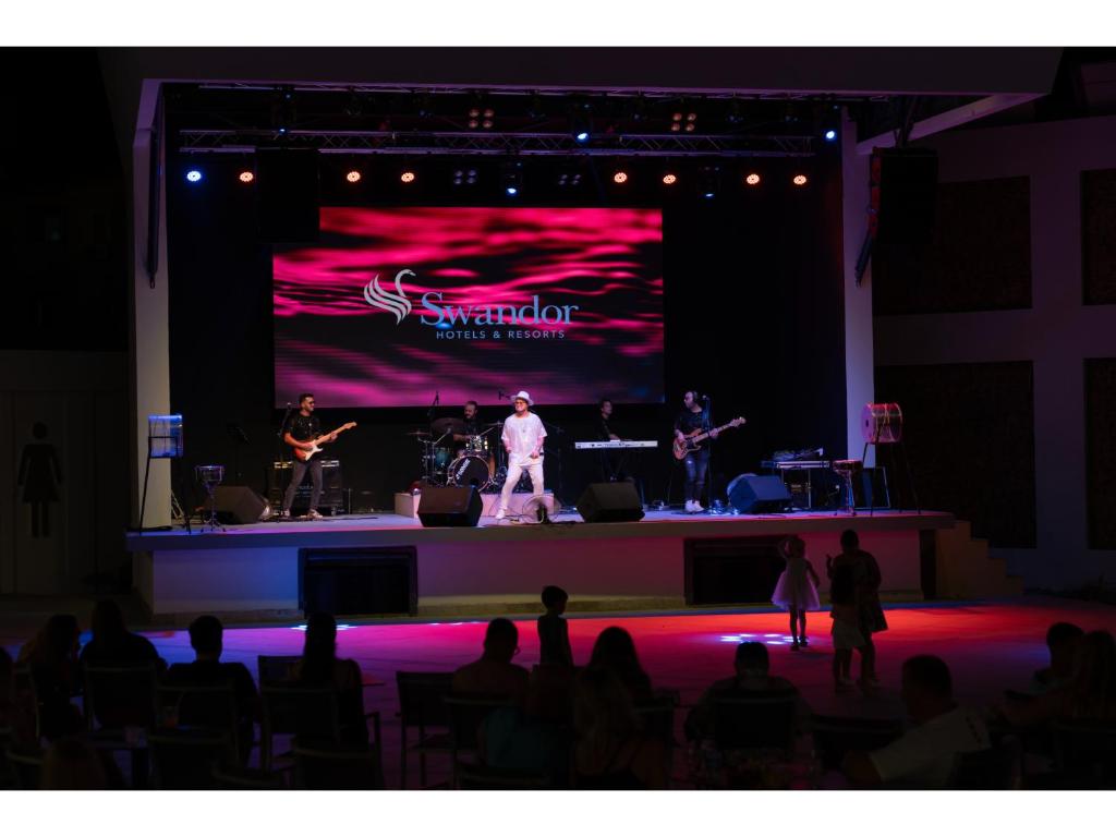 Uz skatuves notiek muzikāls priekšnesums Swandor Hotels & Resorts.
