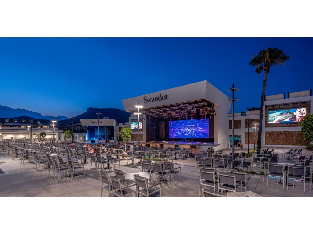 Paviljons pie Swandor Hotels & Resorts ar skatuvi un sēdvietām