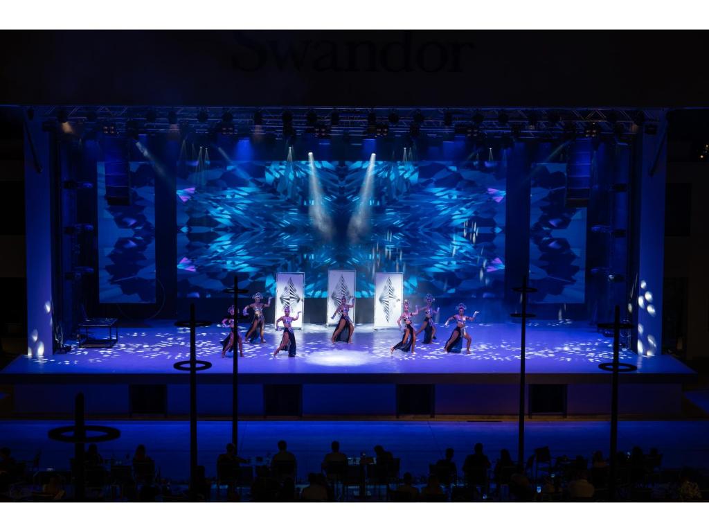 Mūzikas un deju šovs Swandor Hotels & Resorts āra skatuvē.