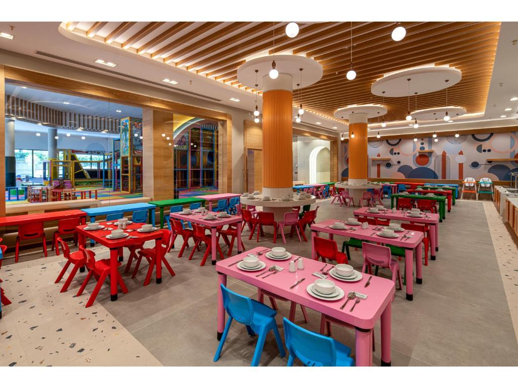 Krāsainā bērnu ēdamzāle Swandor Hotels & Resorts ar rotaļu laukumu