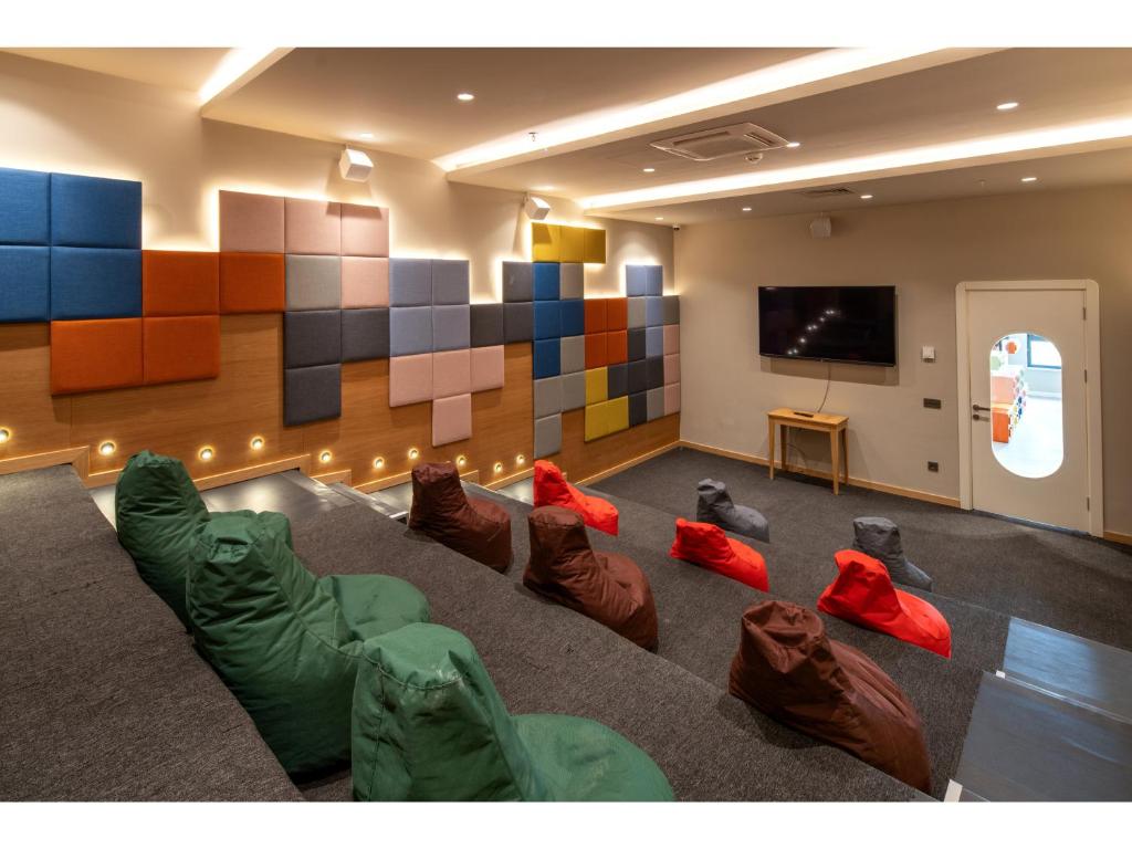 Multifunkcionāla atpūtas telpa Swandor Hotels & Resorts ar krāsainiem bean bag krēsliem.