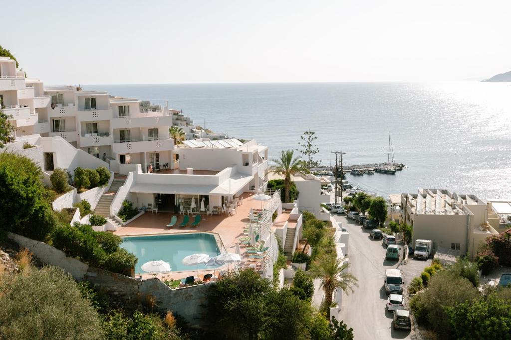 Skaists skats uz Bali Beach Hotel baseinu un piekrasti