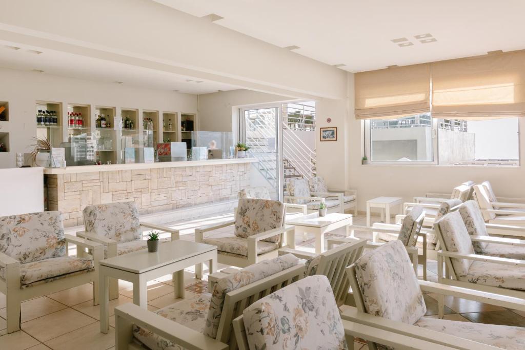Bali Beach Hotel bārs ar vieglām mēbelēm un gaisīgu interjeru