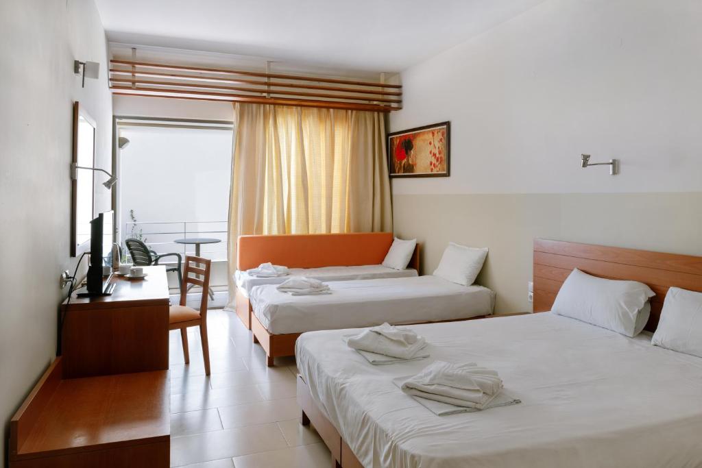 Numurs viesnīcā Bali Beach Hotel ar divām gultām un balkonu.