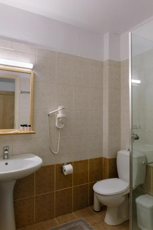 Mūsdienīgs vannas istaba Bali Beach Hotel ar dušu un spoguli.