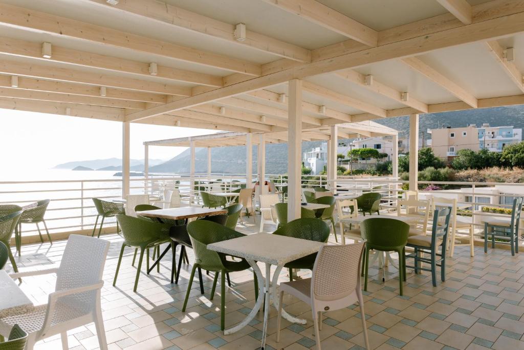 Vasaras terase pie Bali Beach Hotel ar skatu uz jūru