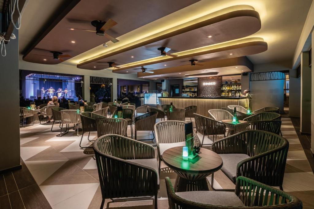 RIU Palace Zanzibar bārs ar skatuvi un apgaismojumu.