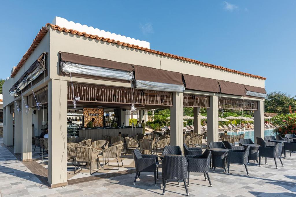 Āra terase ar bāru viesnīcā RIU Palace Zanzibar.