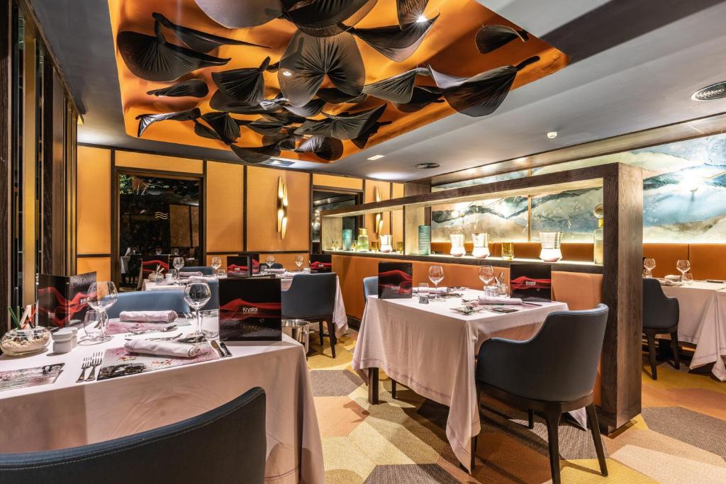 RIU Palace Zanzibar restorāns ar elegantu interjeru un modernām mēbelēm.