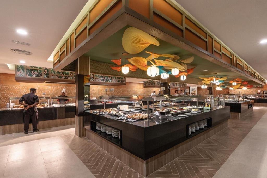 RIU Palace Zanzibar bufetes maltīšu zona ar dažādiem ēdieniem.