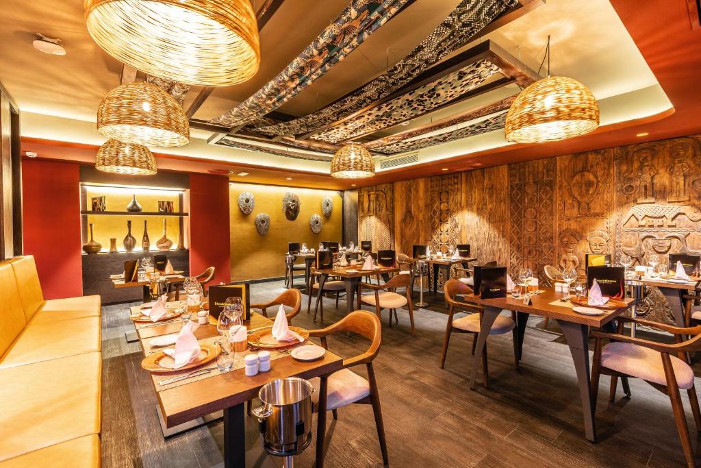 RIU Palace Zanzibar restorāns ar elegantu interjeru