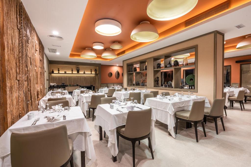 Restorāns viesnīcā RIU Palace Zanzibar ar elegantu interjeru