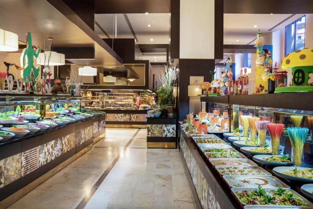 Kaya Belek restorāna bufete ar dažādiem ēdieniem un dzērieniem