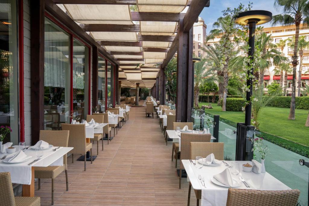 Kaya Belek āra restorāna terase ar galdiem un krēsliem