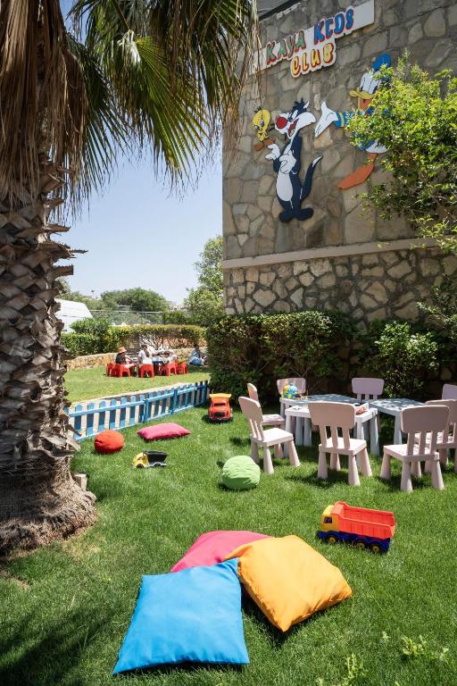Kaya Belek bērnu klubs ar rotaļu laukumu un krāsainām spilveniem