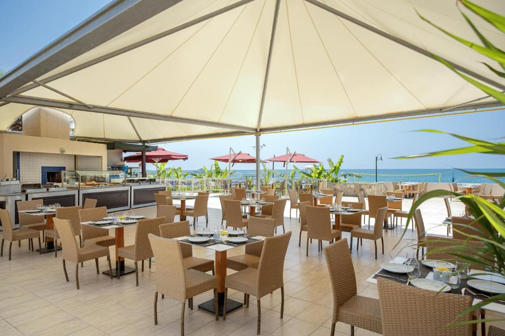 Kaya Belek ārējā restorāna zona ar skatu uz jūru