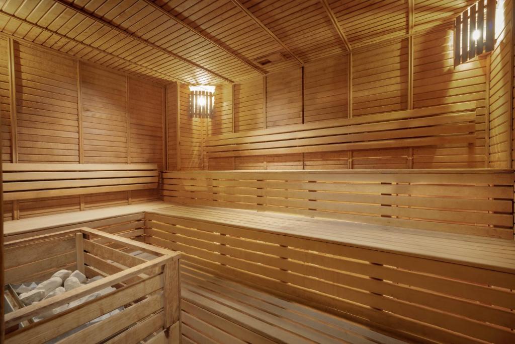 Kaya Belek sauna ar siltām koka sienām un ērtām sēdvietām.
