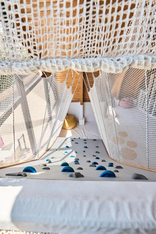 Rūpīgi izstrādāta kāpšanas siena ar drošības tīklu un mīkstu virsmu, kas piemērota bērniem un piedzīvojumu meklētājiem. Ideāla vieta aktīvām spēlēm un izklaidei.