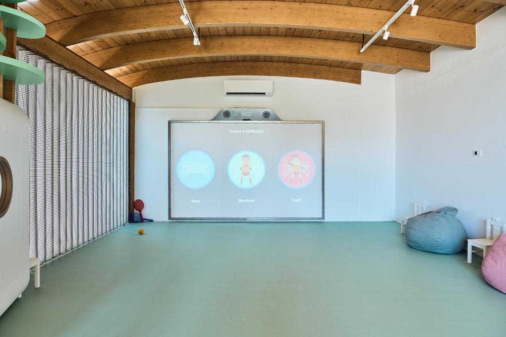 Rūpīgi iekārtota telpa ar koka griestiem, kurā ir projekcijas ekrāns, kas parāda trīs grūtības līmeņus: vieglais, vidējais un grūtais. Telpā ir arī mīkstās krēsli un rotaļlietas.