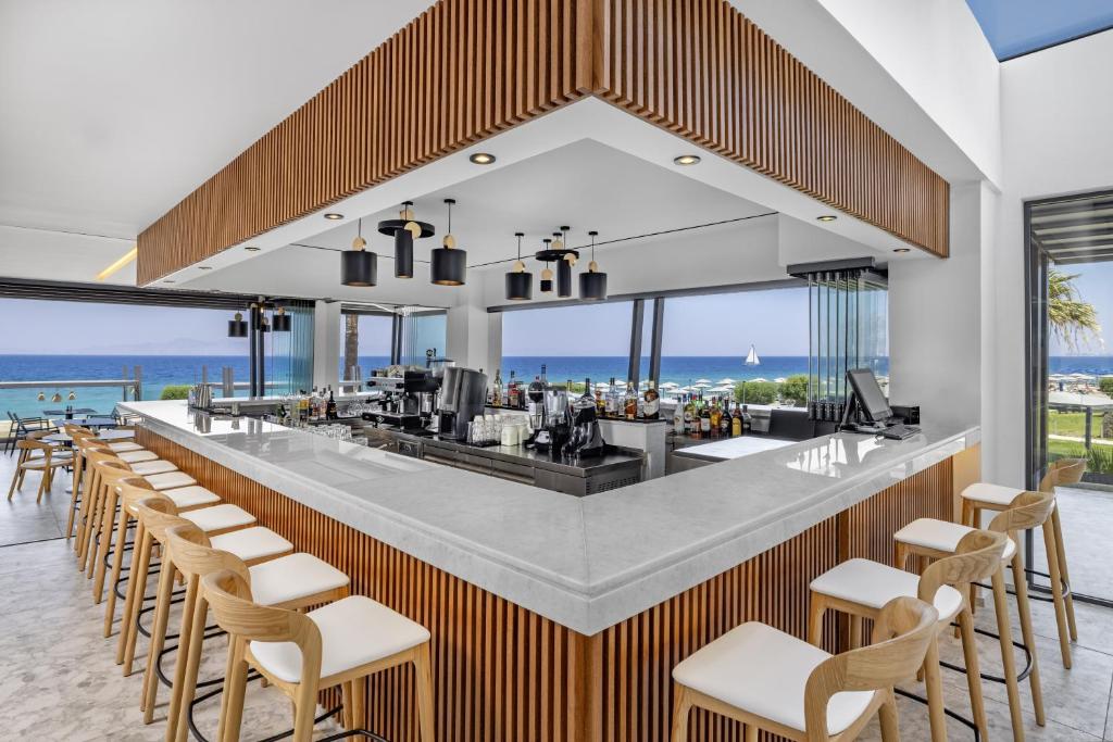 Moderns bārs ar skatu uz jūru Sun Beach Resort