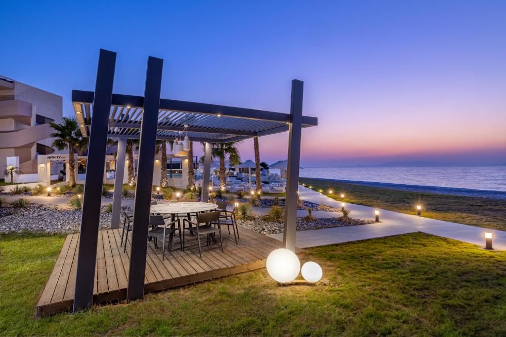 Sun Beach Resort terase ar skatu uz saulrietu piekrastē