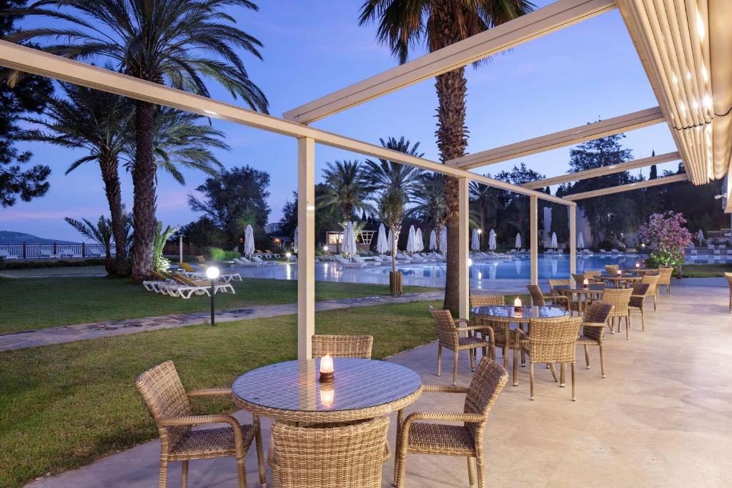 DoubleTree by Hilton Bodrum Isil Club Resort terase pie baseina ar palmām