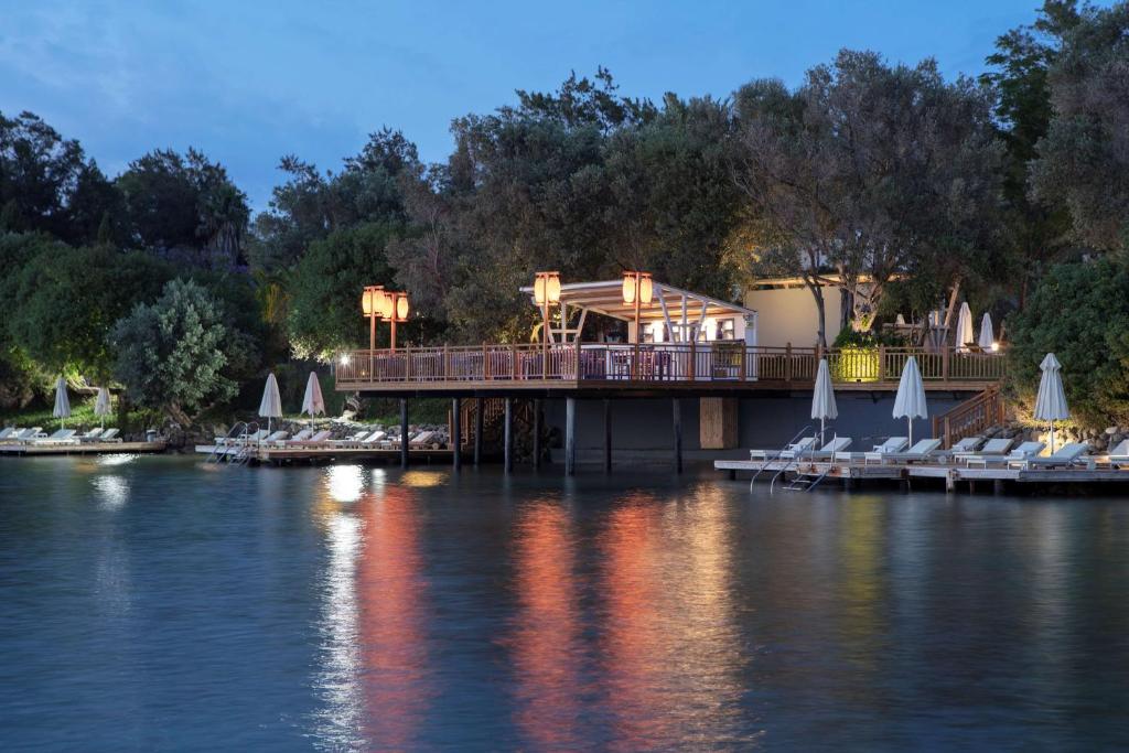 DoubleTree by Hilton Bodrum Isil Club Resort pludmales kafejnīca piekrastē naktī