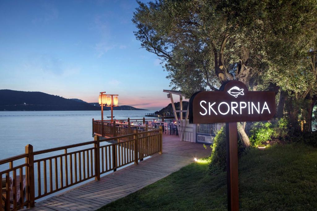 Skorpina restorāna zīme pie DoubleTree by Hilton Bodrum Isil Club Resort, piekrastē.