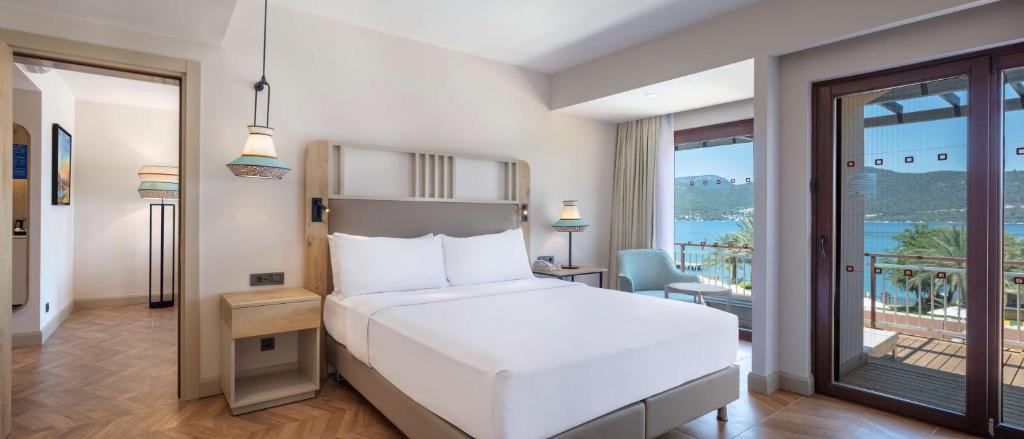 Moderns numurs ar skatu uz jūru DoubleTree by Hilton Bodrum Isil Club Resort.