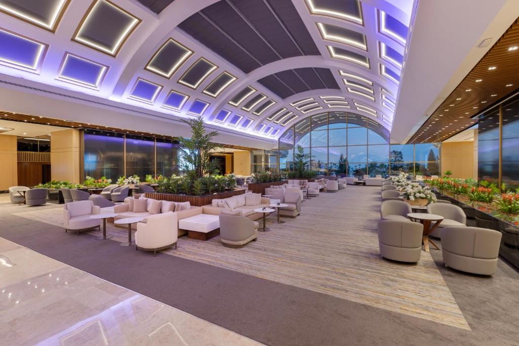 Mūsdienīgs un elegants atpūtas zona Miracle Resort Hotel ar augstiem griestiem.