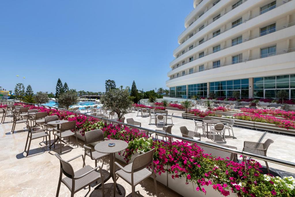 Terase ar ziediem pie Miracle Resort Hotel un peldbaseiniem.