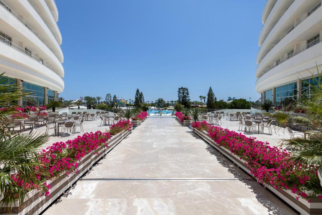 Miracle Resort Hotel terase ar ziediem un baseinu piekrastē