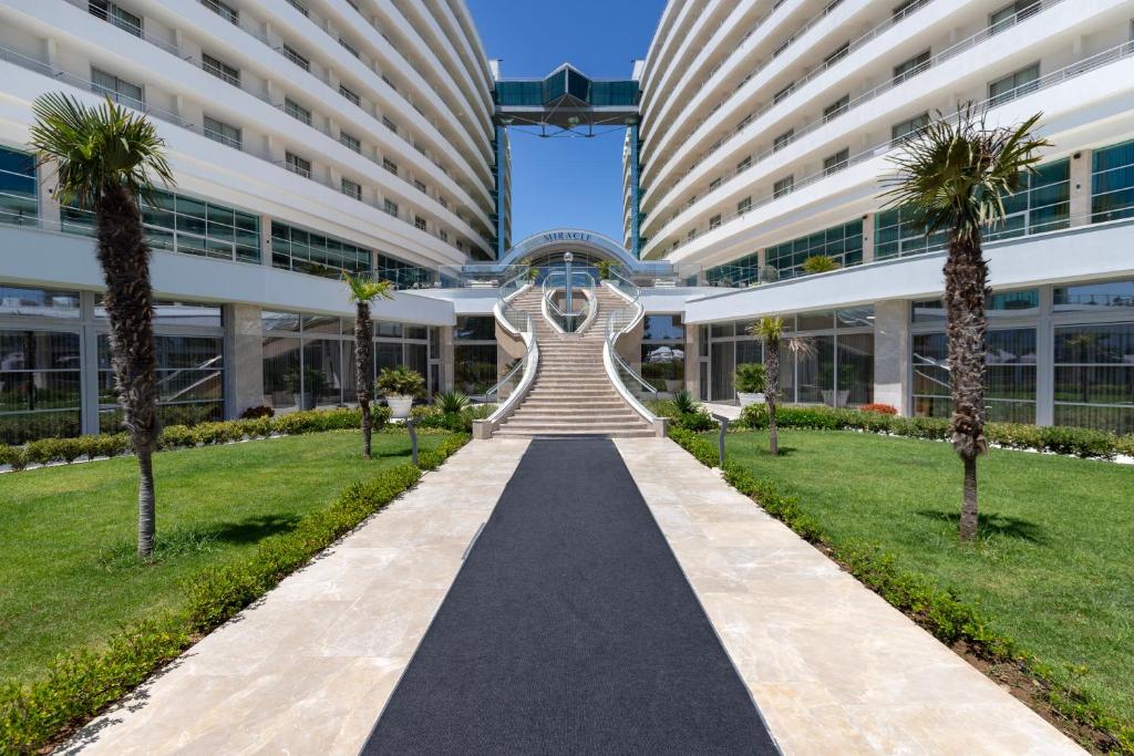 Miracle Resort Hotel ieeja ar elegantām kāpnēm un zaļojošu dārzu.