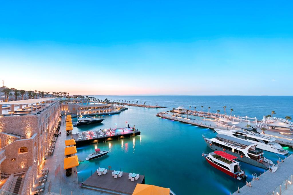 Skats uz ostu un jūru no Pickalbatros Citadel Resort