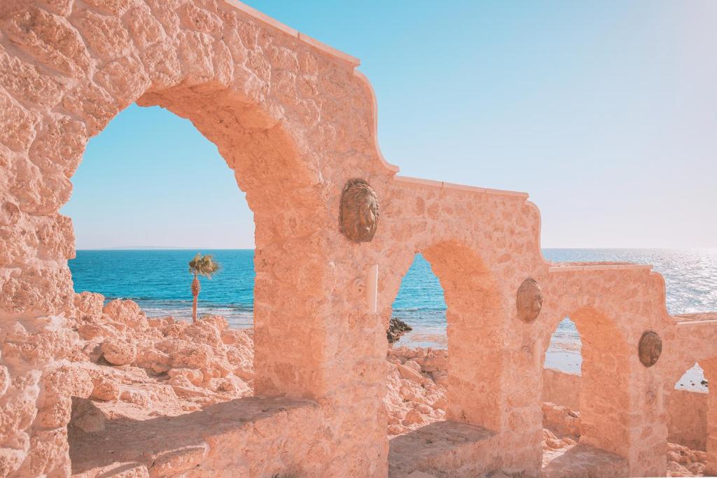 Skats no akmens arkas uz jūru pie Pickalbatros Citadel Resort